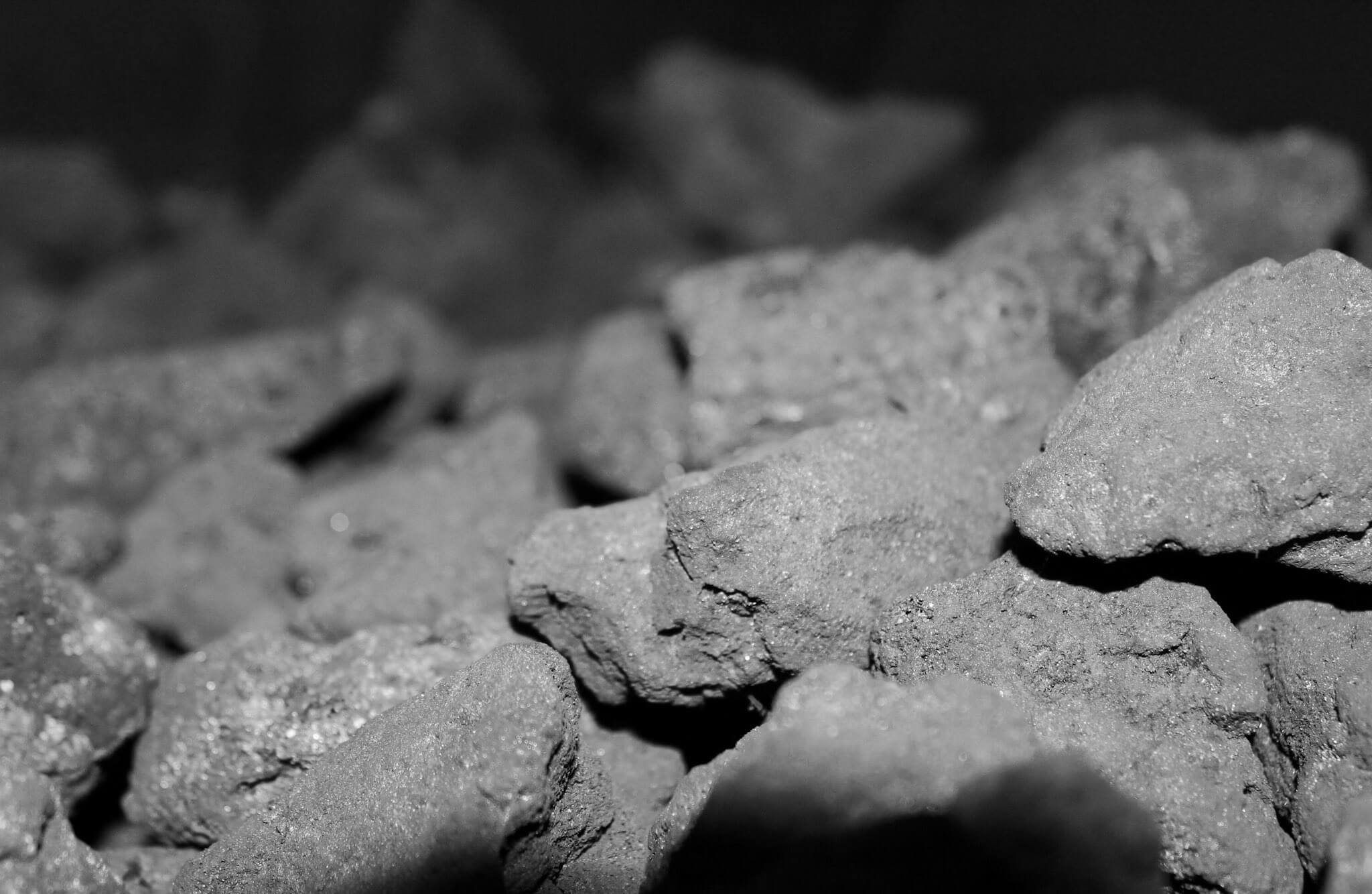 Nahaufnahme von Kohle, welche auf einem Haufen liegt.